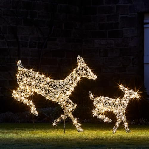 Lights4fun 2er-Deko-Set Harlow Springende LED-Rentiere | Hirschkuh & Rehkitz | Solarbetrieben | Fernbedienung & Timer | Weihnachtsbeleuchtung Rattan Außen Weihnachtsfigur | 102 cm & 60 cm