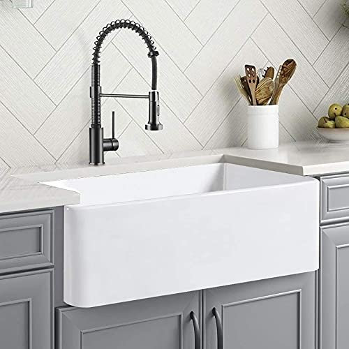 CELAENO - Fregadero de cocina blanco de 33 pulgadas, fregadero de cocina de cerámica con delantal, fregadero de porcelana con colador y rejilla inferior protectora
