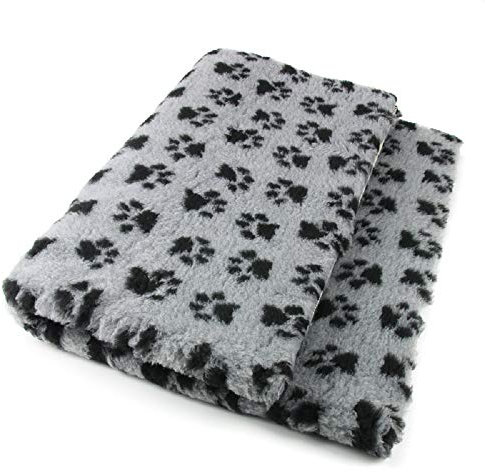 Tierisch-tolle Geschenke ProFleece Premium Hundedecke Haustiermatte grau mit schwarzen Pfoten | rutschfest | Antibakteriell | Antiallergen | Atmungsaktiv | Isolierend (S = 75 x 50 cm)