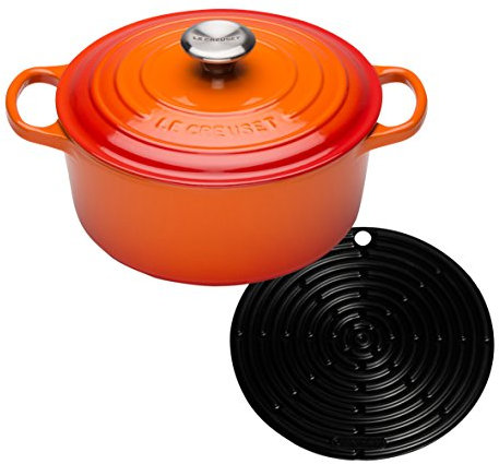 Le Creuset Gusseisen Bräter Signature rund 22 cm, ofenrot & Le Creuset Silikon-Accessoires Topflappen rund schwarz
