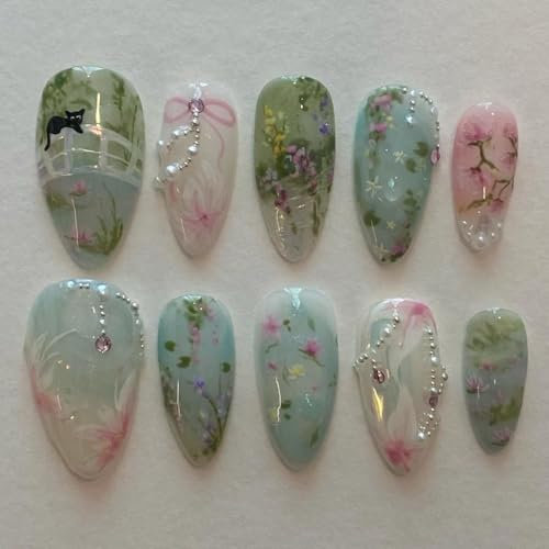 MouyouGlow Press on Nails Kurz,Almond Gartensee Katze Bow Schleife Floral 3D Perle Crystal Sweet Rosa Blau Grün Fake Nails mit Nagelkleber,Flower Sommer INS Künstliche Fingernägel