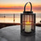 Solar Laterne rund mit Flammeneffekt LED Kerze - 23 cm - Gitter Design Gartenleuchte schwarz - Solarleuchte Gartenlampe Stimmungsleuchte für Garten Balkon Terrasse zum Hängen realistische Flamme