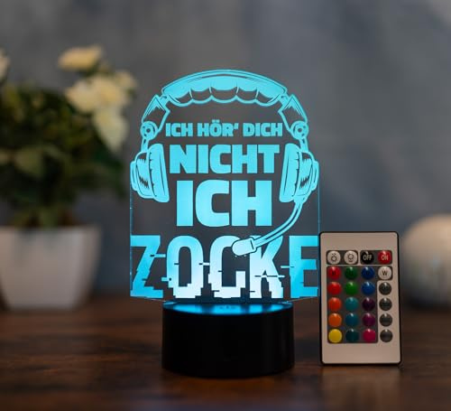 Optechvisual Gaming LED Lampe – Ich hör' dich nicht, ich zocke – 3D Tischlampe mit Farbwechsel & Fernbedienung – Geschenk für Gamer & Zocker – Deko fürs Gaming-Zimmer – Acryl Made in Germany