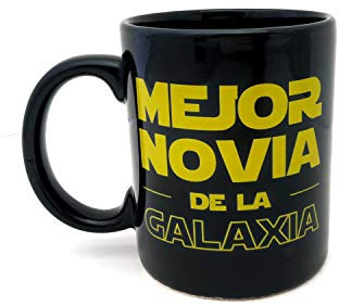 Dr. Troll Taza mug con el Texto Mejor Novia de la Galaxia. Taza Estilo Friki para Novias Fans de Star Wars. Color Amarillo y Negro