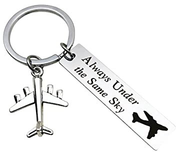 Banemi Schlüsselanhänger Klein, Schlüsselanhänger Jungen Flugzeug mit Tag Eingraviert Immer Unter Dem Gleichen Himmel Schlüsselanhänger