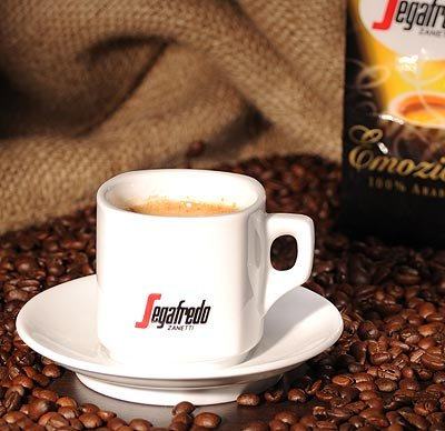 Segafredo Kaffeetasse Latte Macchiatto Cappuccinotasse mit Untertasse, Weiß, Plastik, Tulpe, Erwachsener, Modern, Hitzebeständig, Logo, 1 Stück, Zuhause, Heißgetränke, Spülmaschinenfest