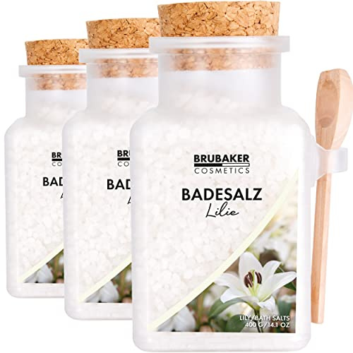 BRUBAKER Badesalz 3x 400 g - Lilien Duft - Badezusatz mit natürlichen Extrakten - Wellness Baden für Entspannung, Erholung und Körperpflege mit praktischem Holz Messlöffel