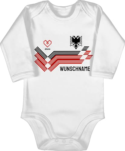 Geschenk mit Namen personalisiert by Shirtracer - Baby Body Langarm - 2026 Fussball WM Fanartikel - Personalisierbares Albanien Motiv Trikot | Individuelles Shqipëri Design mit Wappen und