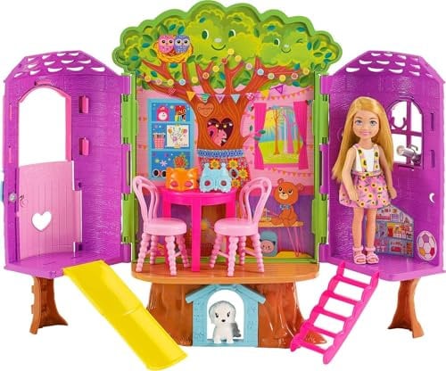 Barbie - Chelsea Casa sull'albero, Playset con bambola Chelsea con abito floreale e cagnolino, la casa include mobili, scivolo, altalena e 10+ accessori, giocattolo per bambini, 3+ anni, HPL70