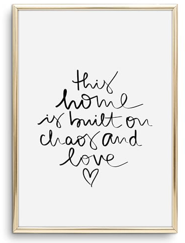 Tales by Jen Kunstdruck, Sprüche Poster: This home is built on chaos and love | Stilvolles Premium Poster auf hochwertigem Papier | Schwarz Weiß Bilder als stylische Wand Deko | Ohne Bilderrahmen