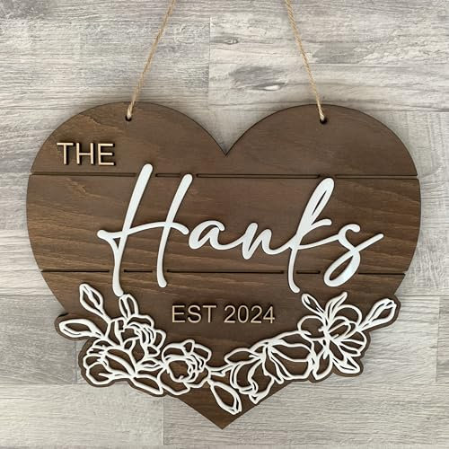 Personalisierte Herz mit Nachname – Florale Wanddeko – Familiengeschenk und Foto-Requisite - Türschild aus Holz - Weiß Blumen - Türdeko in Herz-Form & Gravur - personalisierte Geschenke (Design 2)