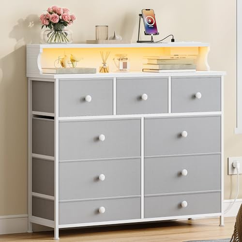 Hzuaneri Kommode mit 9 Schubladen, LED-Lichtleiste, 2 USB & 2 AC-Anschlüsse | Vielseitiges Aufbewahrungsmöbel für Wohnzimmer und Schlafzimmer, 30 x 100 x 95 cm, Weiß-Grau DU02913WEU