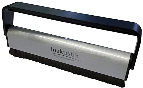 inakustik – 004528001 – Premium Plattenbürste | Entfernt besonders effektiv winzigste Schmutzpartikel aus den Plattenrillen | 1 Stk | Beseitigt statische Entladungen - > 1 Million leitende Kohlefasern