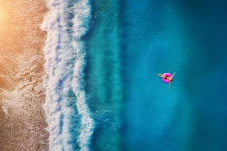 AluVerbund-Bild 60 x 40 cm: Luftaufnahme der jungen Frau, die auf dem rosa Schwimmring im transparenten türkisfarbenen Meer in Oludeniz schwimmt. Sommer -Me(91211857)