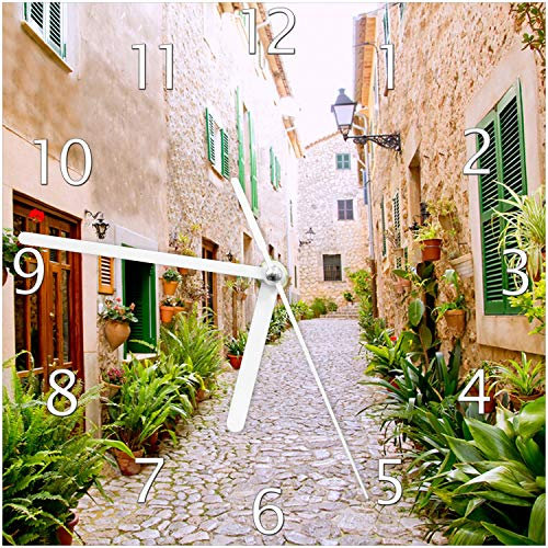 Wallario Design-Wanduhr Südländische Gasse mit Alten Häusern und grüner Oase aus Glas, Motiv-Uhr Größe 20 x 20 cm, weiße Zeiger