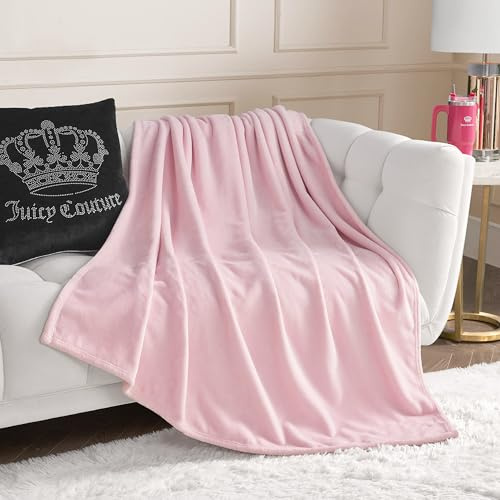 Juicy Couture Solide Plüsch-Überwurfdecke, 127 x 178 cm, rosa Marshmallow – weich, gemütlich und entworfen für mühelosen Glamour