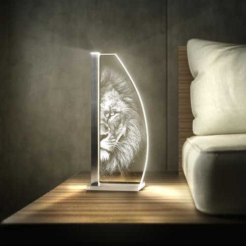 Luverre Tischlampe | LED-Leuchte | Glas-Leuchte mit Gravur für Nachttisch, Kommode, Wohnzimmer | Tiere, Löwe (Face the Lion, Segel | silber)