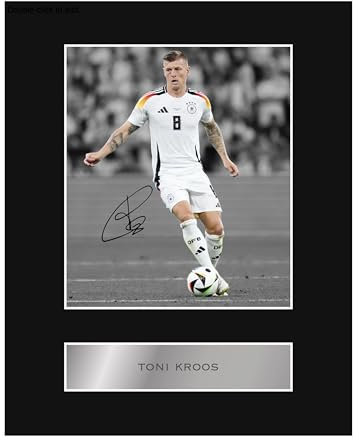 Generisch Toni Kroos G, Vorgedrucktes Signatur-Foto, Mit Passepartout, Nr. 11, Gedrucktes Autogramm, Bild, 25,4 x 20,3 cm Passepartout