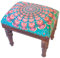 Mandala Life ART Dekorativer Fußhocker mit Samtstickerei und Rahmen aus Mangoholz – 40x30x40cm | gepolsterter Holzhocker, Boho-Akzent-Ottomane für Wohnzimmer, Schlafzimmer und mehr