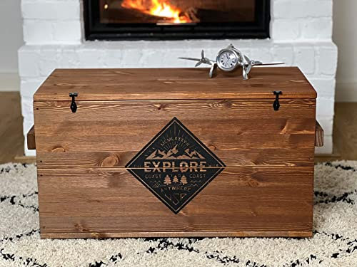 Uncle Joe´s Truhe Explore Couchtisch Truhentisch im Vintage Shabby chic Style aus Massiv-Holz in braun mit Stauraum und Deckel Holzkiste Beistelltisch Landhaus Wohnzimmertisch Holztisch nussbaum