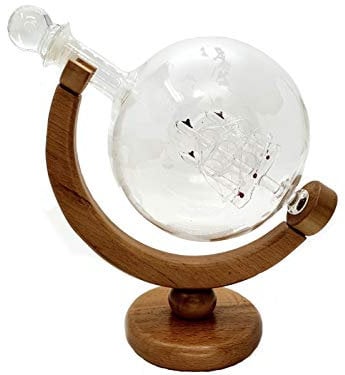 Globus Karaffe Dekanter Whiskykaraffe aus Glas mit gravierter Weltkarte auf edlem Holzständer 650ml Flasche