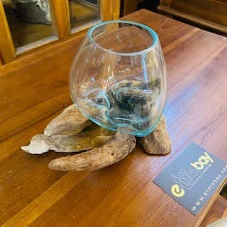 Vase ethnique en verre sur la racine Gobelet