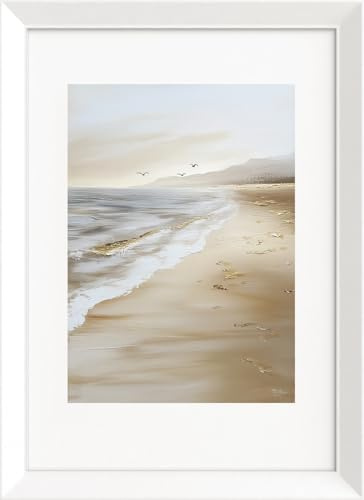 STYLER Wandbild Golden Sands 50 x 70 cm – Gerahmtes Bild mit Strandmotiv – Fußspuren im Sand am Meer auf MDF mit weißem Rahmen