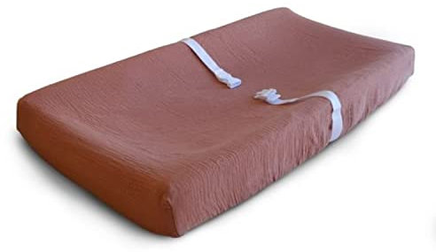 Mushie Waschbar Wickelauflagenbezug | Wickelauflagehbezug 70x45 cm, Passend für Standard-Wickelauflage | Verstellbare Sicherheitsgurte (Cedar)