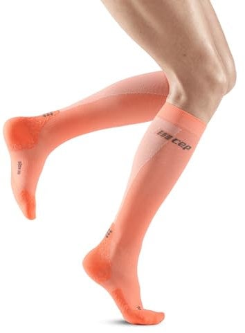 CEP - ULTRALIGHT Kompressionsstrümpfe Damen korall/cream, Gr. M, Lange Laufsocken mit leichter Kompression, Stabilisierende anti Blasen Kniestrümpfe, Atmungsaktive Sportsocken