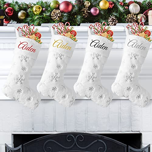 DecroXmas Personalisierte Weihnachtsstrümpfe mit Namen, Weihnachtsstrümpfe Custom Name 3 Pack White Plüsch Silber Pailletten Schneeflocke Stickstrümpfe Bulk Candy Bag für Kamin