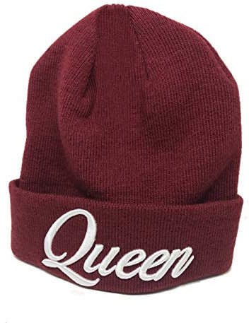 Outfitfabrik Beanie Queen in Bordeaux-rot mit 3D-Stick in weiß (Strickmütze, warme Wintermütze, Partnerlook) für Männer und Frauen, dehnbar
