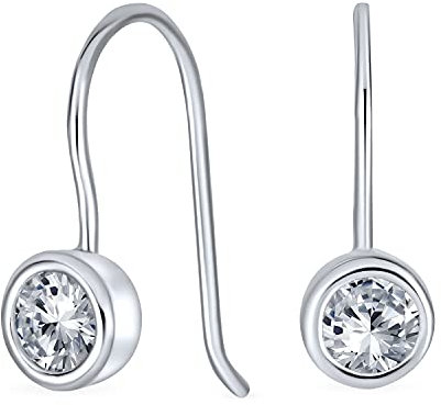 Orecchini pendenti classici da sposa .50CT AAA CZ minimalisti con solitario rotondo incastonato a castone AAA CZ per donne in argento sterling .925 con gancio a filo francese.