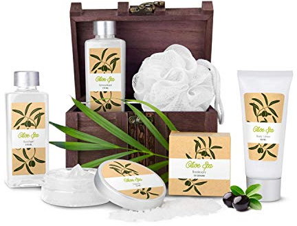 Römer Wellness Geschenkset XL Wellness-Schatz, 7-teilig: 170 ml Duschgel, 170 ml Schaumbad, 60 ml Bodylotion, 50 ml Peeling, 50 g Badesalz + Mesh-Schwamm Schatztruhe; Olivenduft;ca. 16.5 x 13 x 21 cm