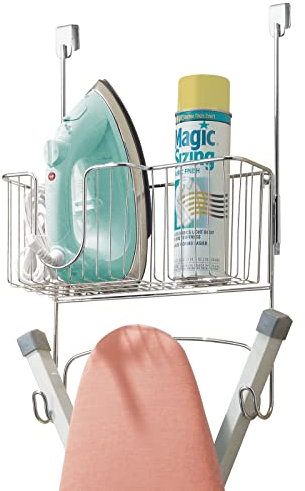 mDesign Colgador de metal para tabla de planchar sobre la puerta con cesta de almacenamiento grande, sostiene plancha, tabla, botellas de spray y más, almacenamiento de tabla de planchar en la