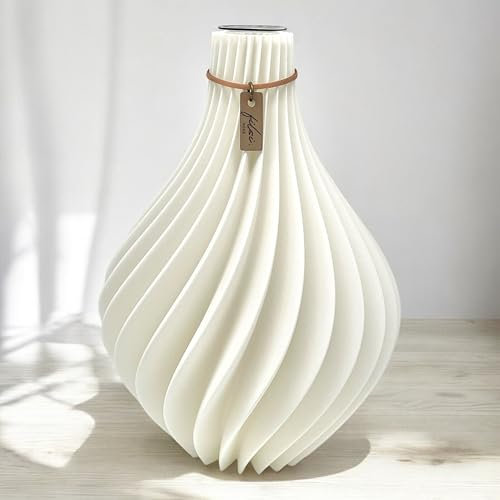 Filsi Home | 3D Druck Vase Nuvia | hergestellt aus PLA (Bio-Kunststoff) | umweltfreundlich | Tiefe Rillen | einzigartige Optik | Made in Germany (Cozy White, 25cm Höhe 17cm Durchmesser)