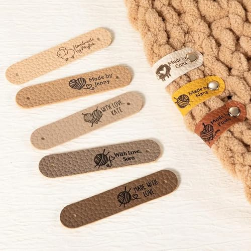 10–100 Stück personalisierbare 7 x 2 cm Kunstleder-Produktetiketten mit Nieten, personalisierte Etiketten zum Stricken, Häkeln, niedliche Etiketten, handgefertigt, perfekt für Mützen, Mützen, Schals
