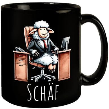 Schaf Chef im Chefsessel Tasse in Schwarz mit Spruch Schäf Witzige Tasse mit Spruch - Humorvolles Schaf im Anzug am Bürotisch - Perfekt für das Büro