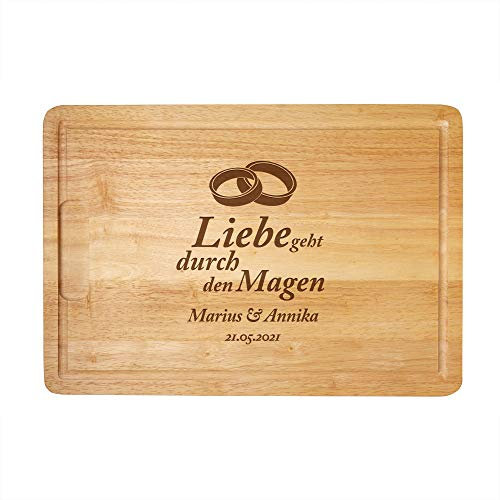 Casa Vivente Schneidebrett mit besonderer Gravur Liebe geht durch den Magen, Motiv Eheringe, Personalisiert mit Namen und Datum, Küchenbrett aus Gummibaumholz mit Saftrille, 40 cm