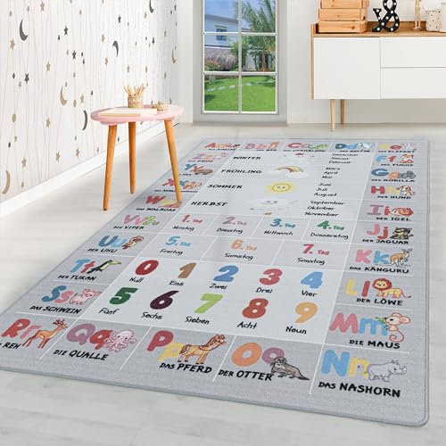 HomebyHome Kurzflor Kinderteppich für Jungen und Mädchen 140 x 200 cm Grau Alfhabet Design - Waschbarer Teppich Extra Weich und Antiallergen - Teppich für Kinderzimmer, Babyzimmer und Spielzimmer