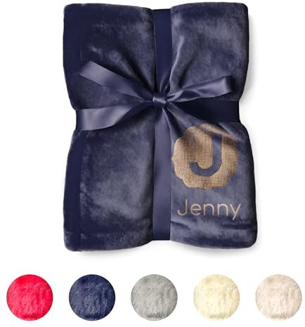 my STITCHERY Decke mit Namen und Buchstabe Bestickt - Personalisierte Kuscheldecke aus weichem Polyester als außergewöhnliche Geschenkidee (Dunkelblau, 180 x 130 cm)