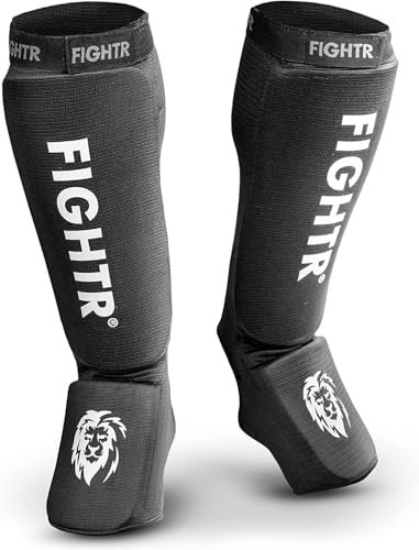 FIGHTR® Schienbeinschoner - mit perfektem Sitz und idealer Polsterung | Schienbeinschutz für Kicks im Kickboxen, MMA, Muay Thai und weitere Kampfsportarten (Schwarz, XL)
