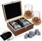 Ensemble de Verres à Whisky - Coffret Cadeau Bois - 8 Glaçons en Pierre Réutilisables - Lot de 2 Verres Cristal à Bar pour Homme & Femme - 2 Dessous-Verres - Idée Cadeau pour Tous Festivals.