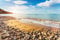 Acryl-Bild 50 x 30 cm: Fantastischer Blick auf das azurblaue Meer und den gelben Sand. Klarer Himmel an einem sonnigen Tag mit flauschigen Wolken. (73277090)