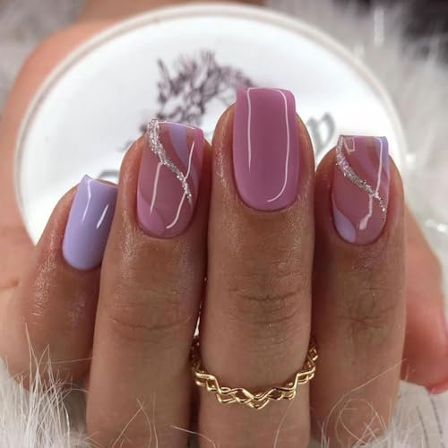 Mezrkuwr Lot de 24 ongles courts carrés à imprimer - Ligne dorée - Vague - Faux ongles violets brillants - Colle sur les ongles - Acrylique sur les ongles pour femme