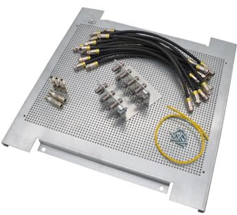 maxx.onLine Sat Montage-Set für 5 in 8 Multischalter, 1 Satelliten und 8 Teilnehmer mit 400x400x18mm Montageplatte, Sat-Überspannungsschutz, Erdungswinkel, Cabelcon 30cm Patchkabel