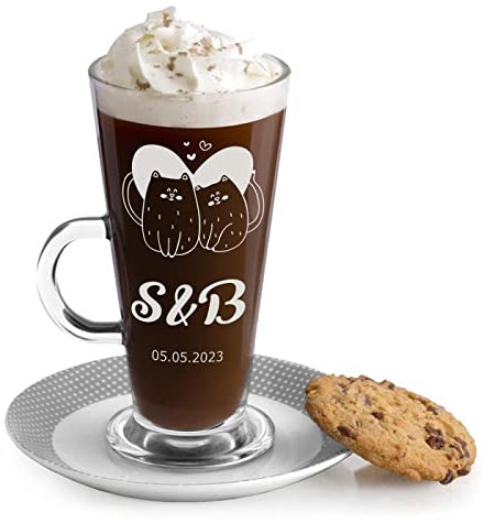 Maverton Latte Macchiato Glas 360 ml mit Gravur - Café Glas mit Griff - Kaffee Zubehör – personalisiertes Kaffeeglas für Paar - zur Hochzeit – zum Hochzeitsjubiläum - zum Einzug - Katzen