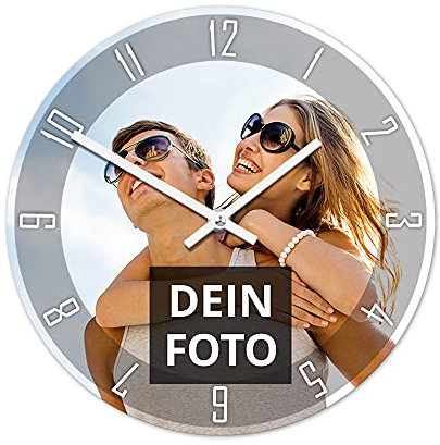 PhotoFancy® - Uhr mit Foto Bedrucken - Runde Fotouhr aus Kunststoff - Wanduhr mit eigenem Motiv selbst gestalten (26 cm rund, Design: Klassisch schwarz/Zeiger: weiß)