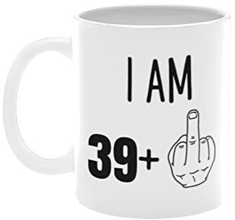 NevkA - Tasses amusantes avec inscription « I Am 39 + 1 majeur » - Cadeau pour 40e anniversaire - Cadeau fantaisie pour ami, famille, collègue, partenaire, travail, bureau, farce ou usage quotidien