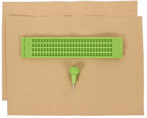 PENIKOKO Kit Scrittura Braille in Plastica Leggero Verde Tavoletta 27 Linee e 30 Celle, Penna Punteruolo Inclusa, Facile da Usare e Flessibile per Non Vedenti