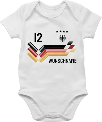 Geschenk mit Namen personalisiert by Shirtracer - Baby Body Junge Mädchen - 2026 Fussball WM Fanartikel - Trikot mit anpassbarem Namen und Trikotnummer